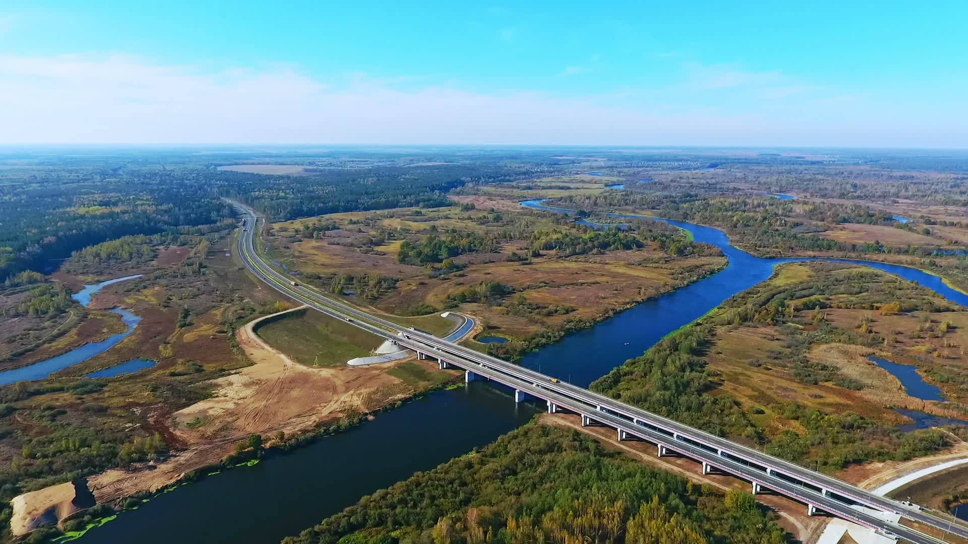 观察河面公路桥水的空气视频的预览图