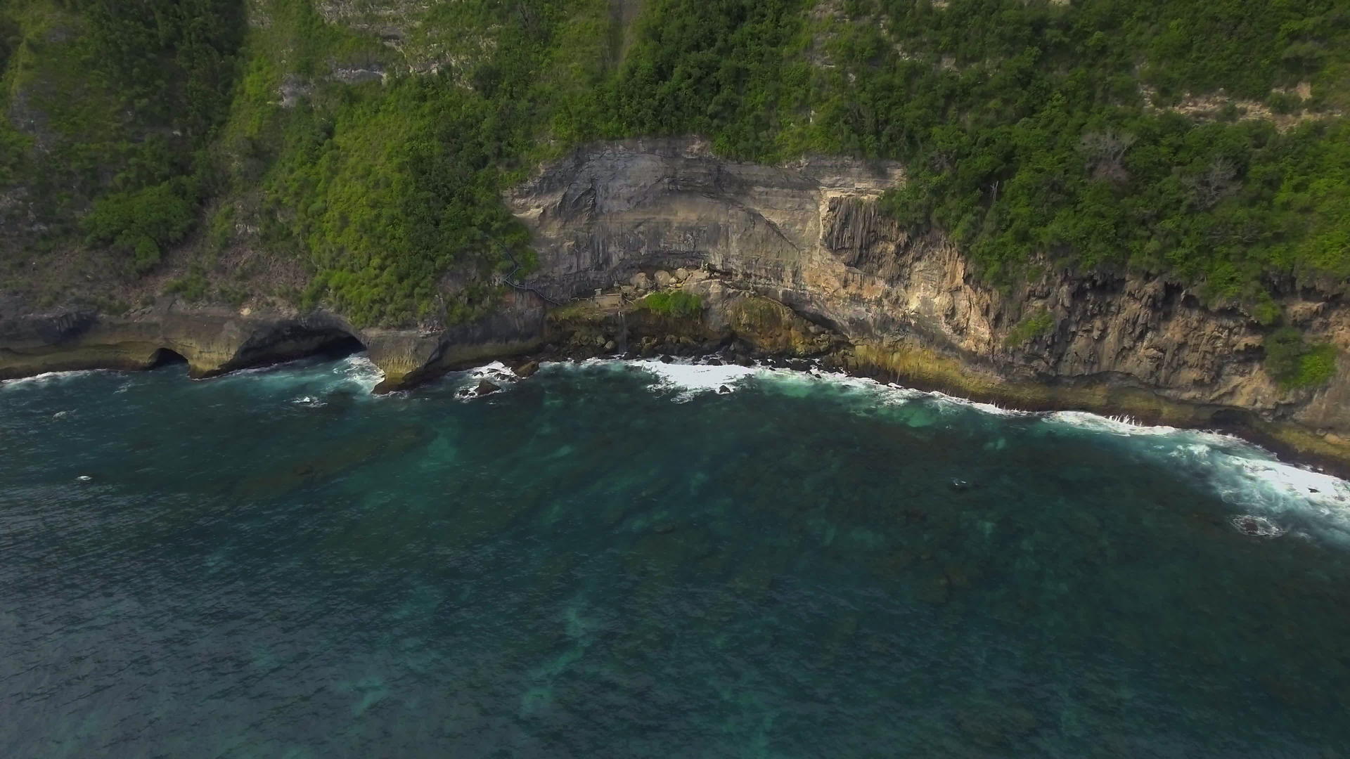 皮古扬安瀑布的空中航向...不列颠底达岛因多尼视频的预览图
