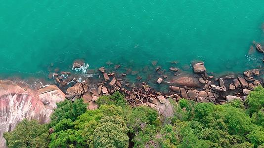 无人机射击航空摄影热带岛屿石头海岸的垂直顶部视图视频的预览图