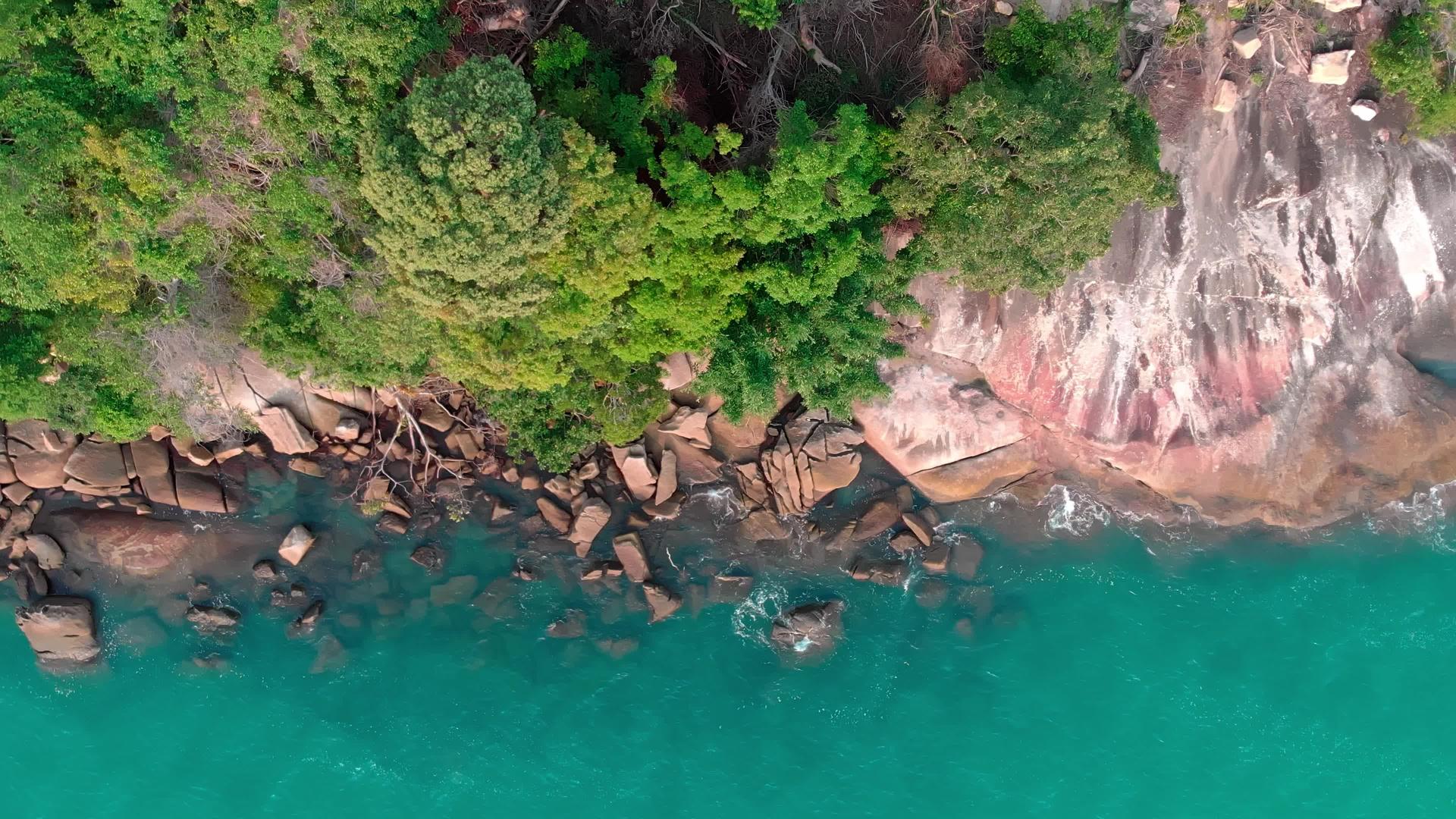 无人机射击航空摄影热带岛屿石头海岸的垂直顶部视图视频的预览图