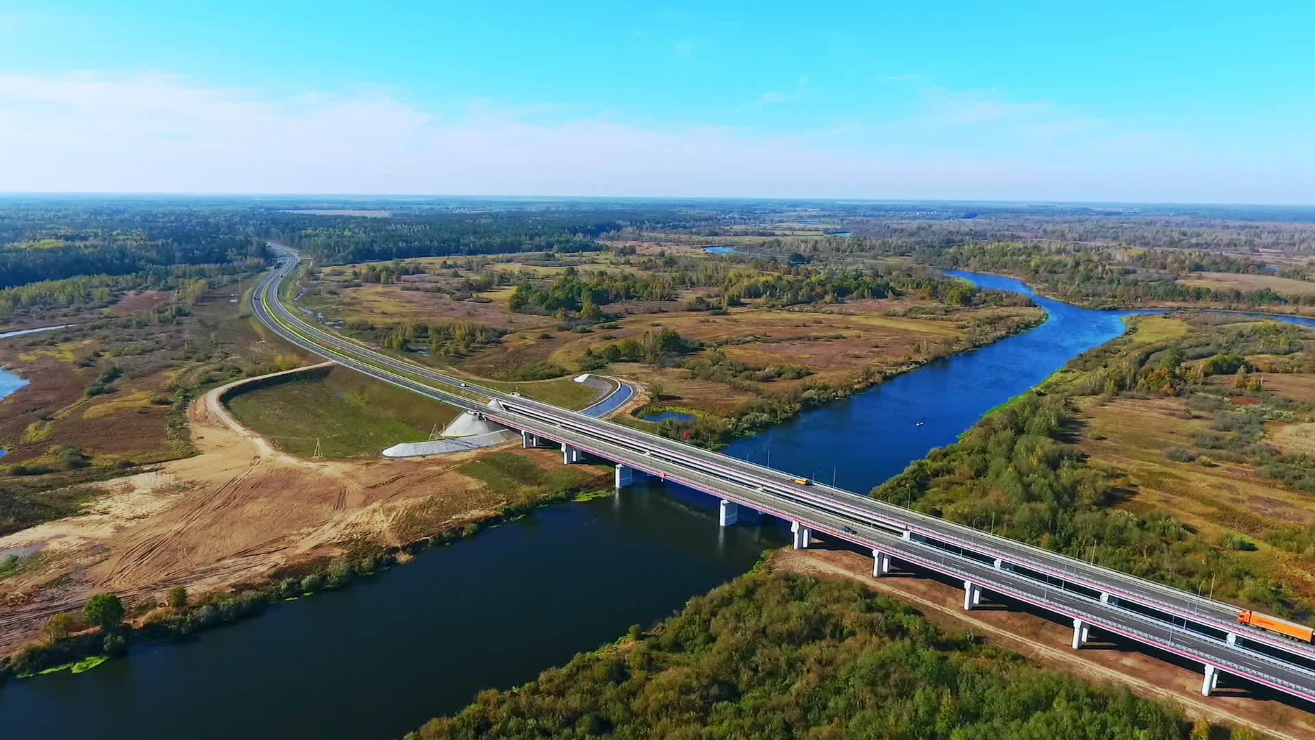 鸟类观察河上公路高速公路在空中观察水面公路桥视频的预览图