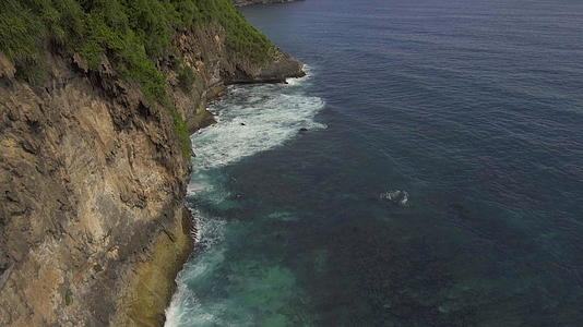 沿着岩石海岸坠落的海浪在空中观察着古代扬安地区的北印度群岛视频的预览图