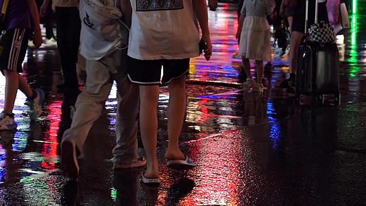 4K城市夜间雨后斑马线人流慢动作视频视频的预览图