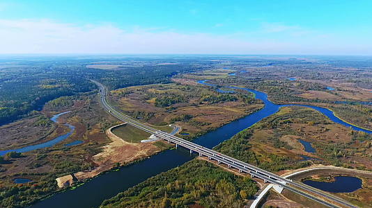 河上高速公路的空中景观视频的预览图