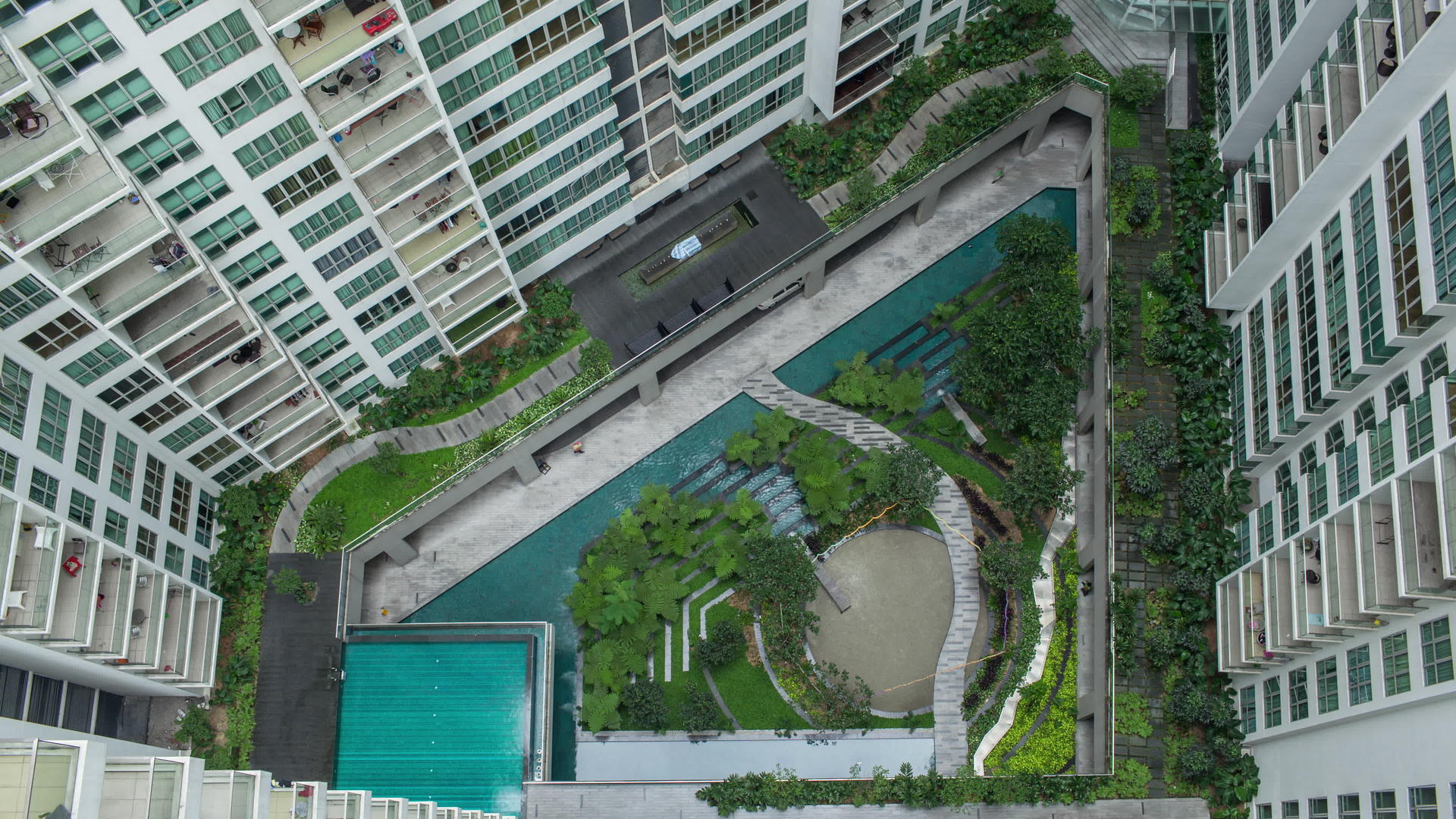 公寓区外装饰花园的人们在空中飞行时间折叠空间视频的预览图