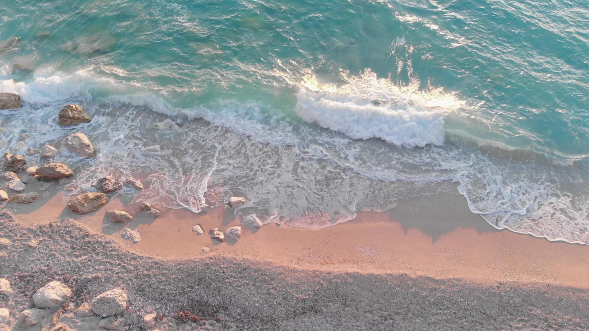 日落落在热带海滩的海浪中视频的预览图