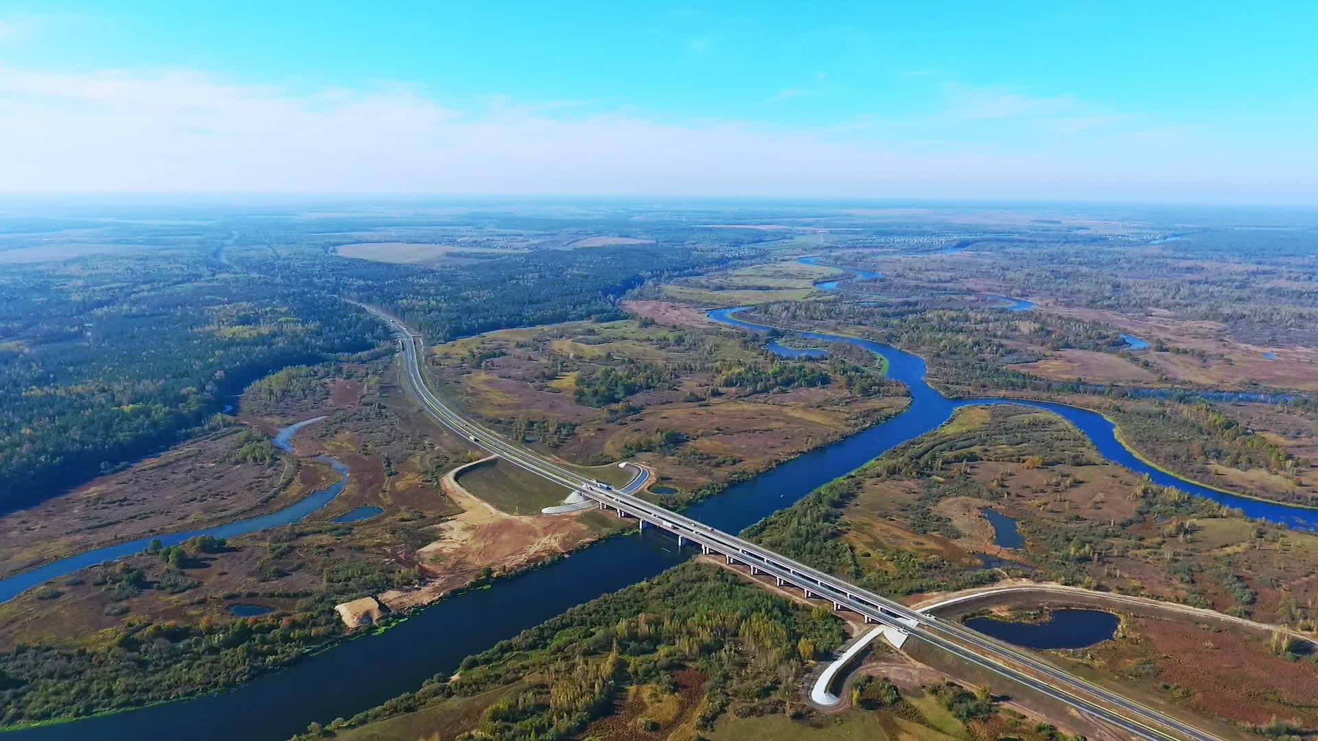 沿河和高速公路上桥的空中观察视频的预览图