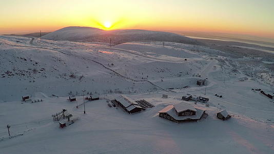 日落时飞越滑雪中心视频的预览图