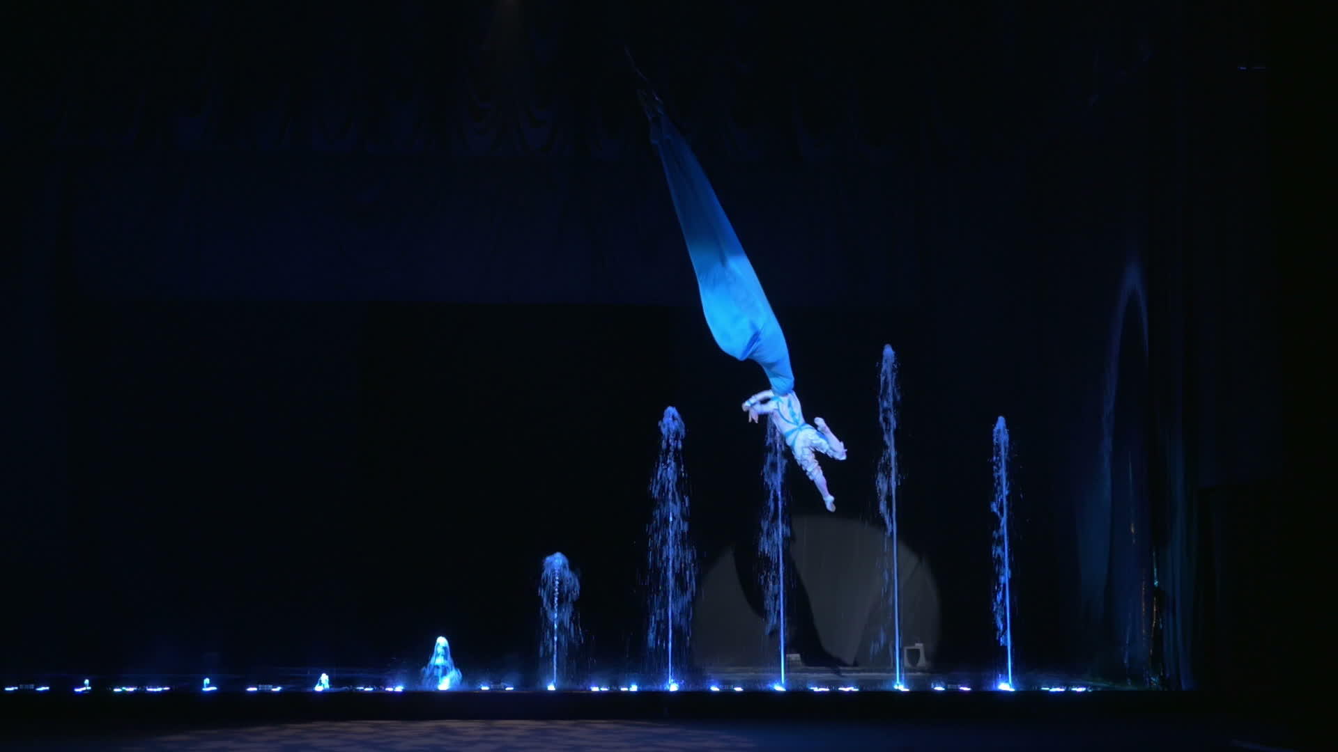 空中表演者艺术视频的预览图