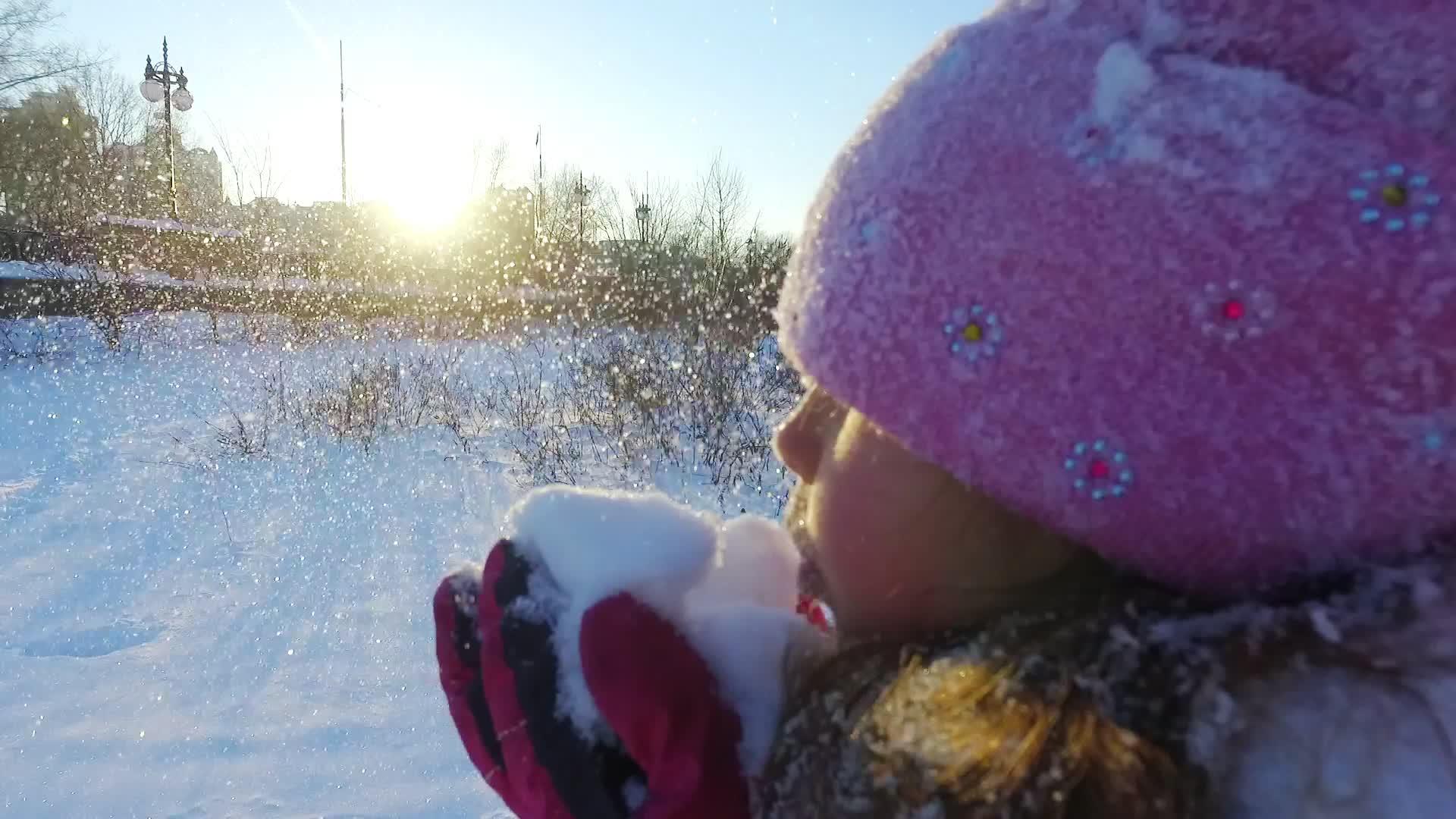 小女孩亲手吹雪冬仙境视频的预览图