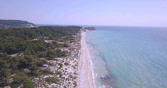 热带海滩鸟瞰图希腊萨尼海滩度假村爱琴海蓝海水视频的预览图
