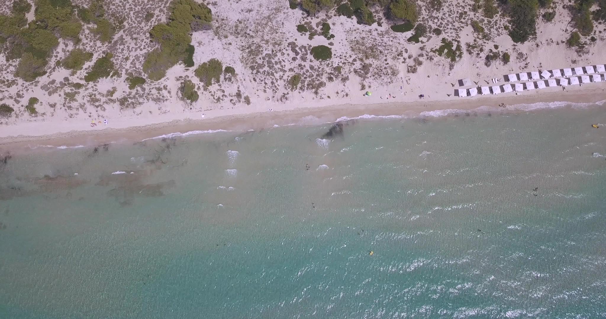 热带海滩希腊萨尼海滩度假村爱琴海蓝海水鸟瞰图视频的预览图