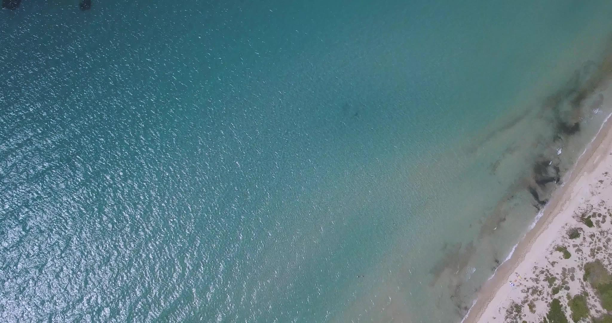 热带海滩希腊萨尼海滩度假村爱琴海蓝海水鸟瞰图视频的预览图