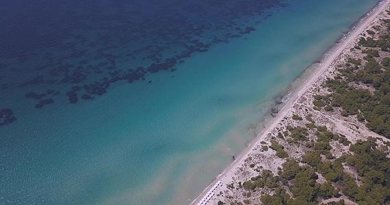 热带海滩鸟瞰图希腊萨尼海滩度假村爱琴海蓝海水视频的预览图