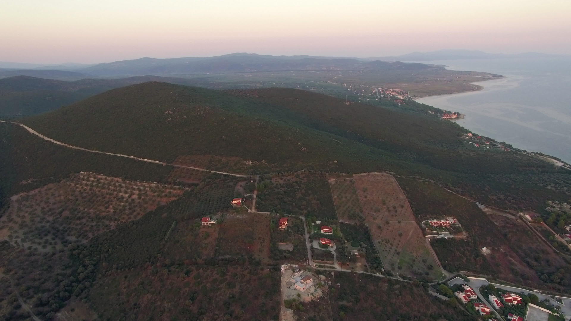 在绿地上飞翔平原和山丘在沿海城镇视频的预览图