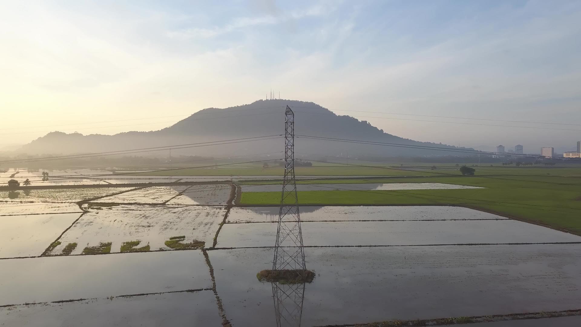在稻田电塔的空中视频的预览图