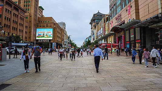 【该视频游客无肖像权,请勿商用】8k大范围延时北京王府井步行街素材视频的预览图