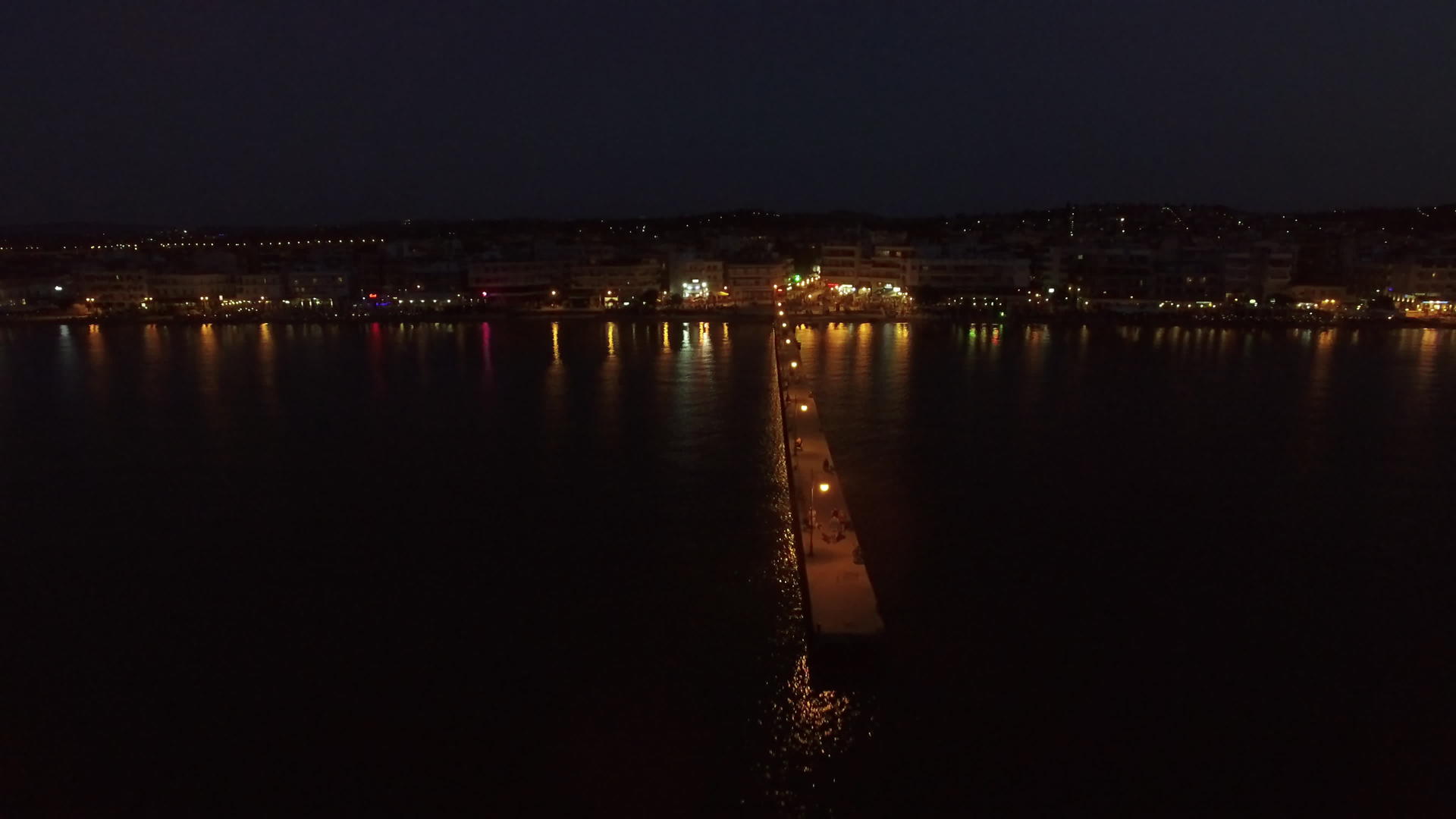 夜间观察度假胜地和海上码头视频的预览图