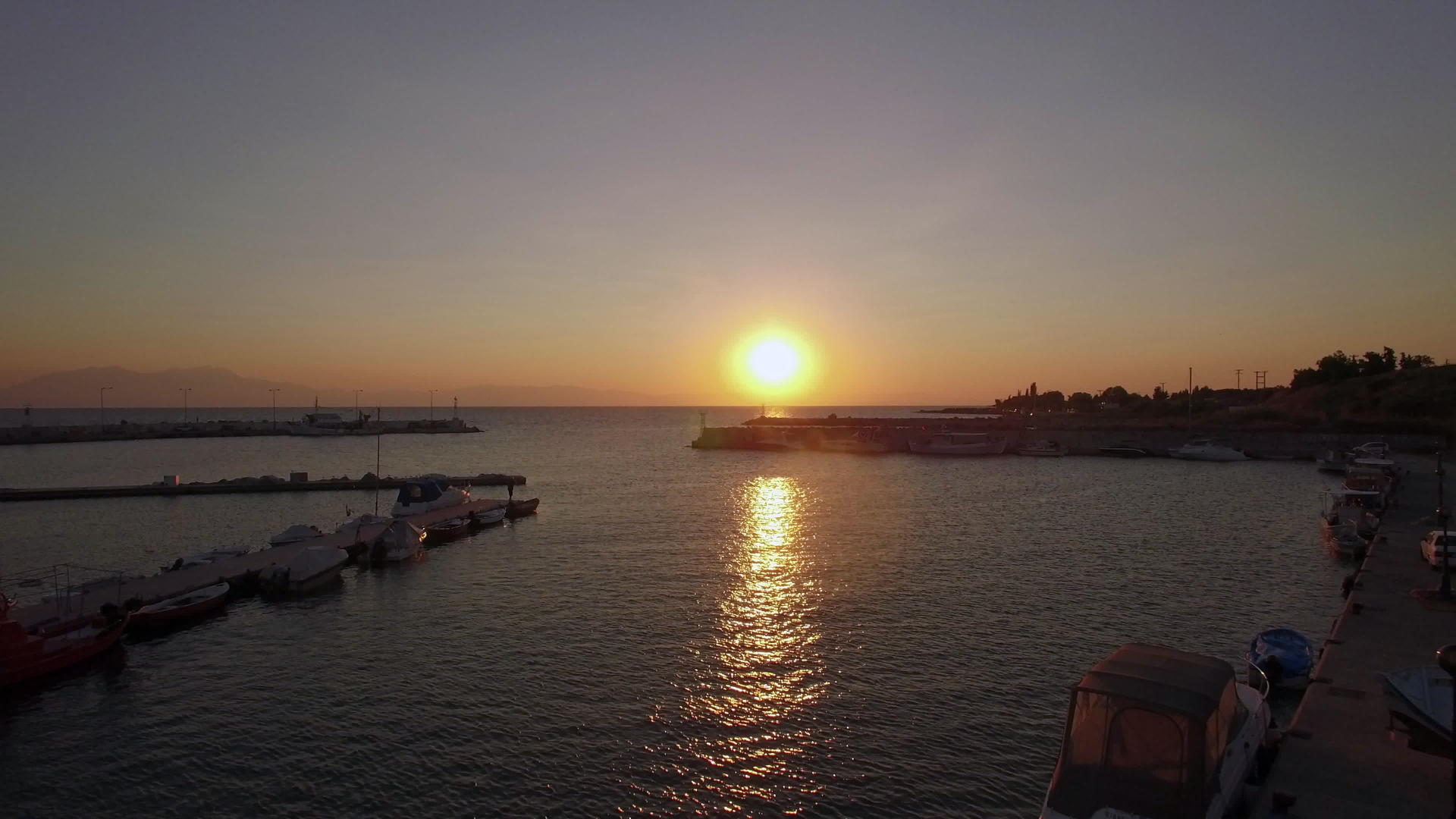 黄昏时从码头飞到大海视频的预览图