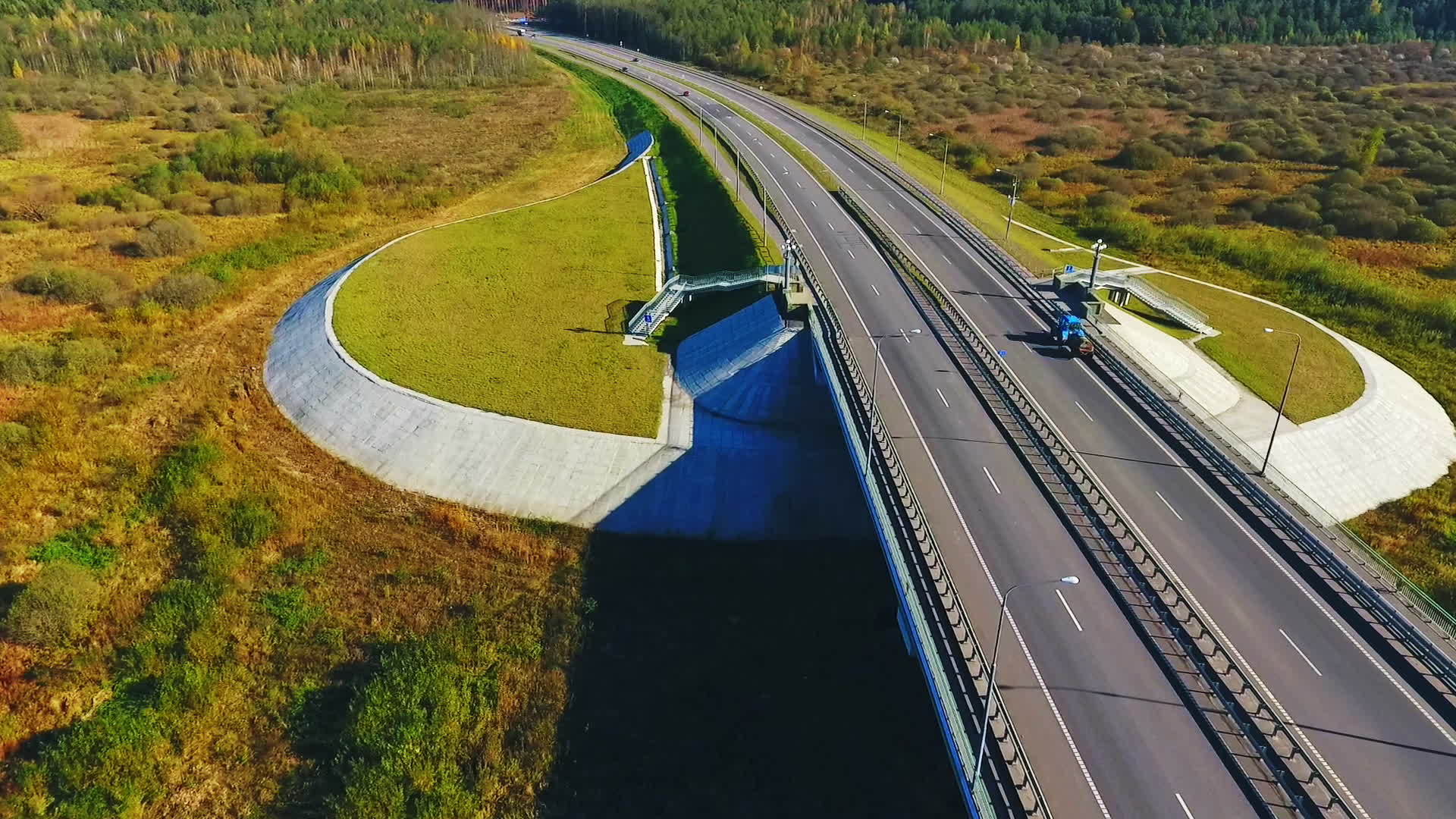 检查高速公路桥梁地貌视频的预览图