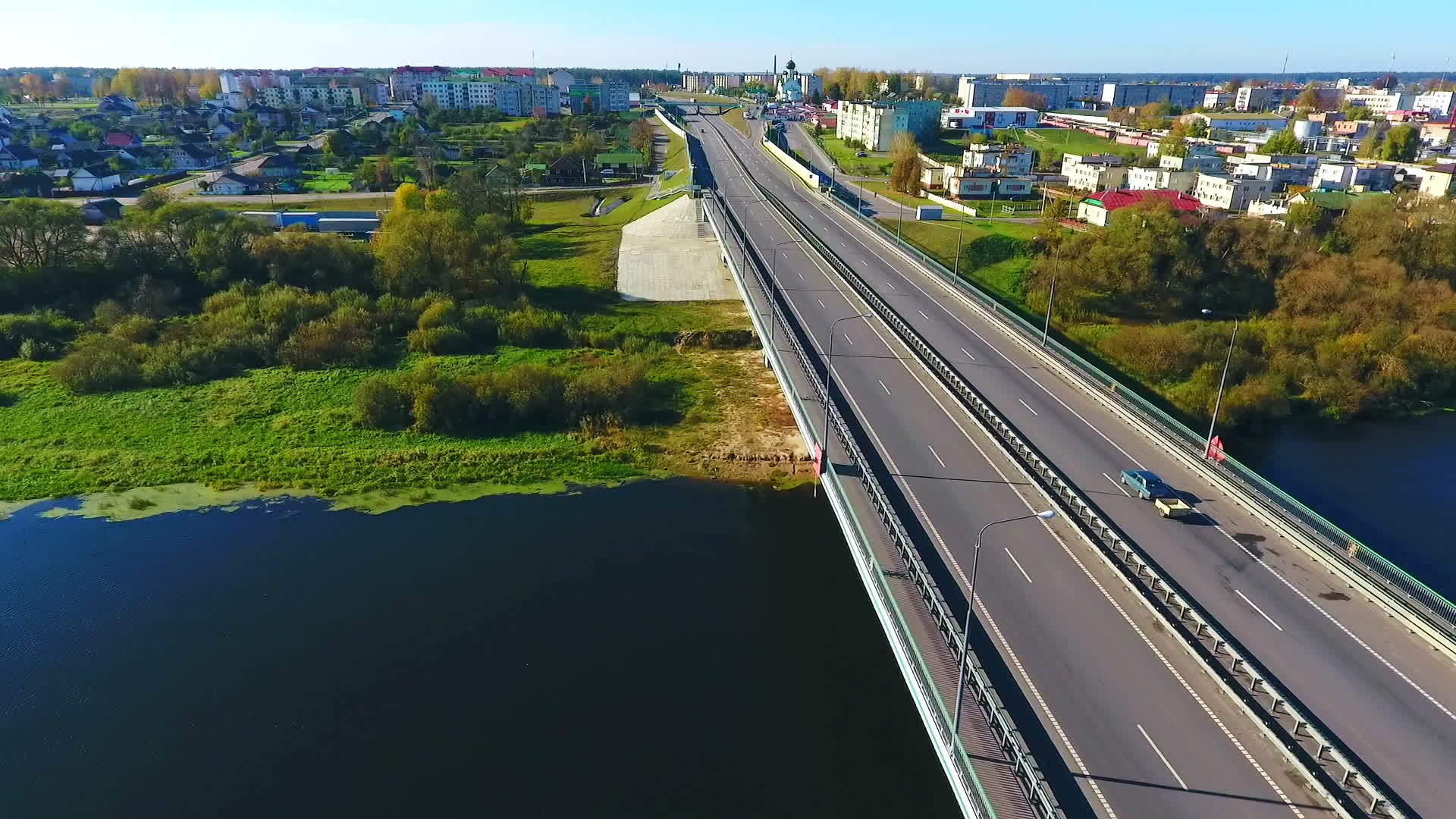 鸟瞰城市公路天景视频的预览图