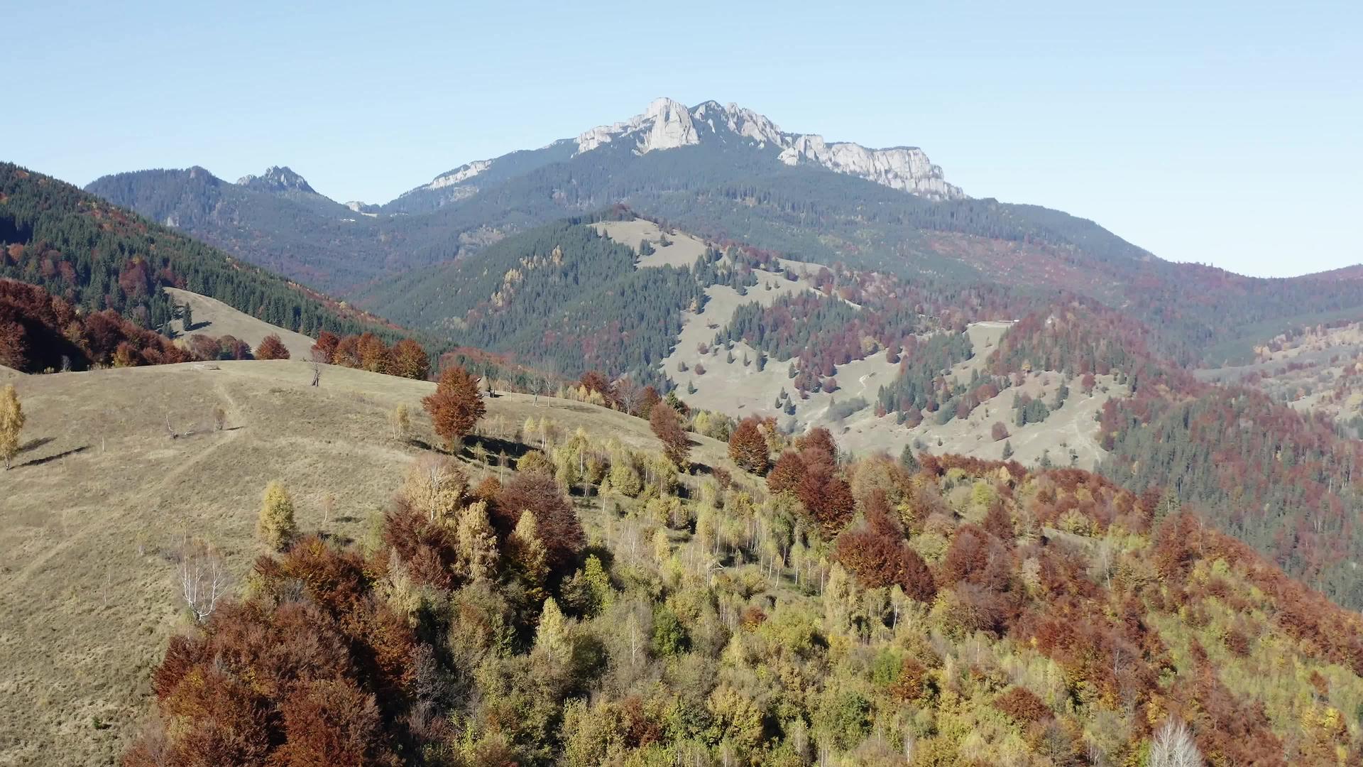 在秋天的山林全景背后有岩石和罗马质谱视频的预览图