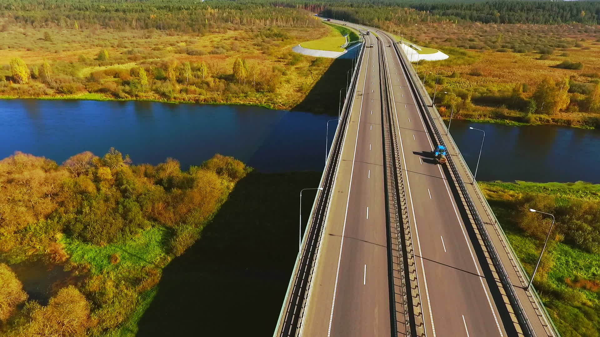 以秋季为背景的高速公路从上面的秋路视图视频的预览图