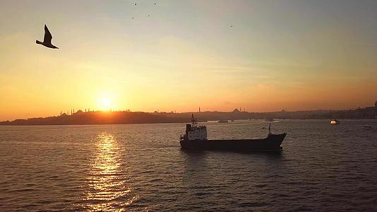 日落时在博斯普鲁斯海峡的一艘货船上航行视频的预览图