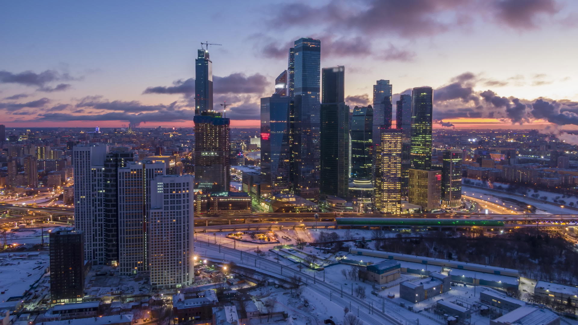 莫斯科商业中心的摩天大楼和冬季晨光中的城市天际线视频的预览图