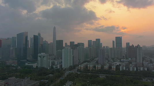 日落时深圳市天际线富田区的摩天大楼在空中观察视频的预览图