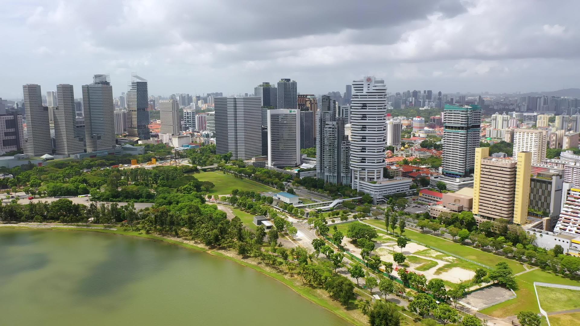 摩天大楼公司办公室与城市一起建在码头的中央商业区Singapore视频的预览图