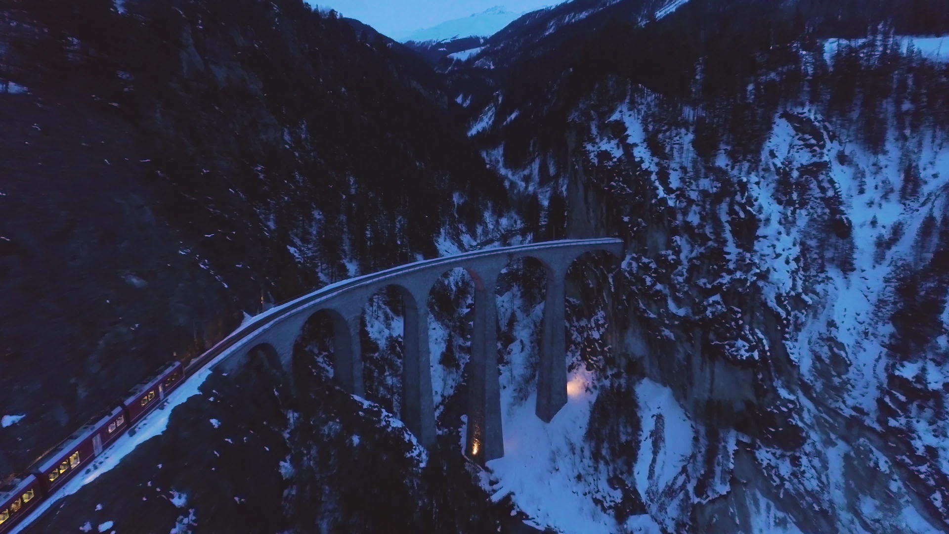 Landwasser冬夜瑞士阿尔卑斯山的高架桥、铁路和火车视频的预览图