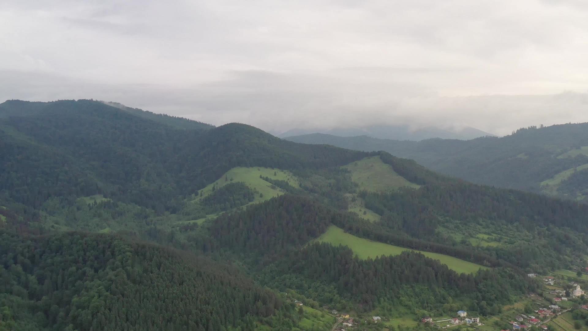 飞上山在夏天的天空中看到绿林雨后多云视频的预览图