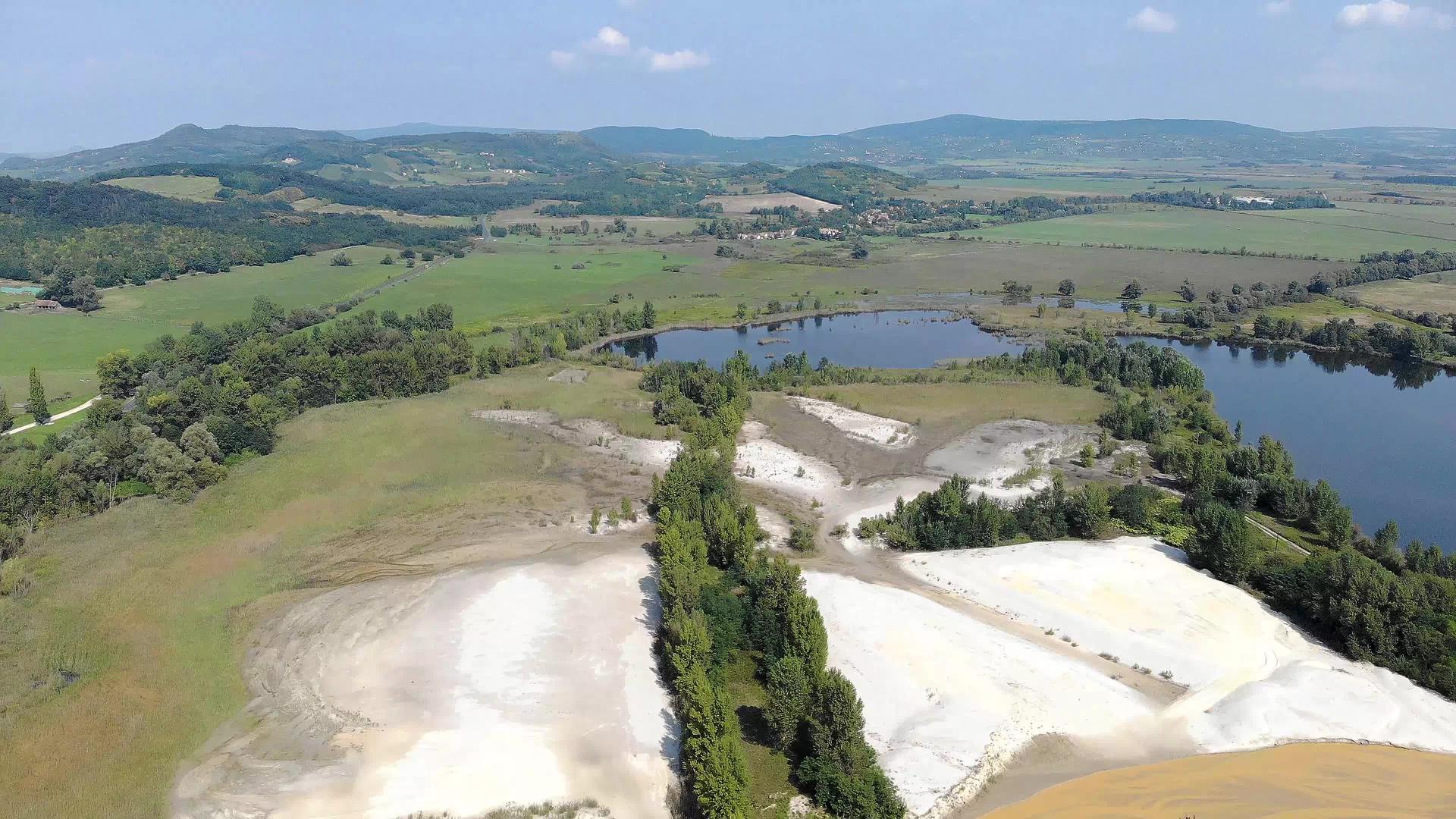 来自匈牙利巴拉顿湖附近湖泊的空中无人机图片靠近索尔福德视频的预览图