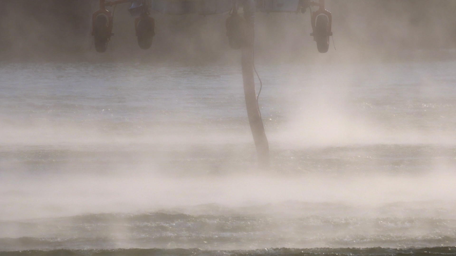 消防直升机将水注入池塘视频的预览图