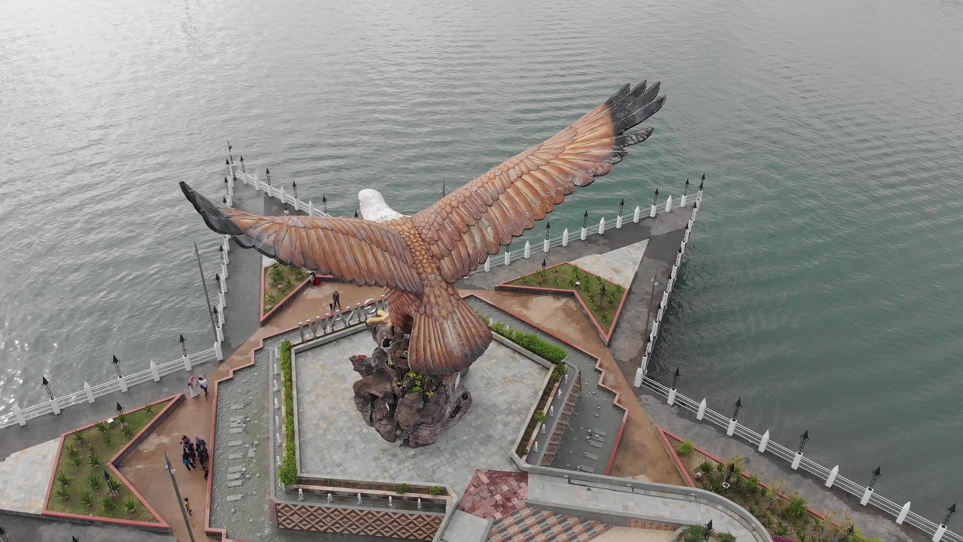 兰卡威岛有一座巨大的鹰纪念碑视频的预览图