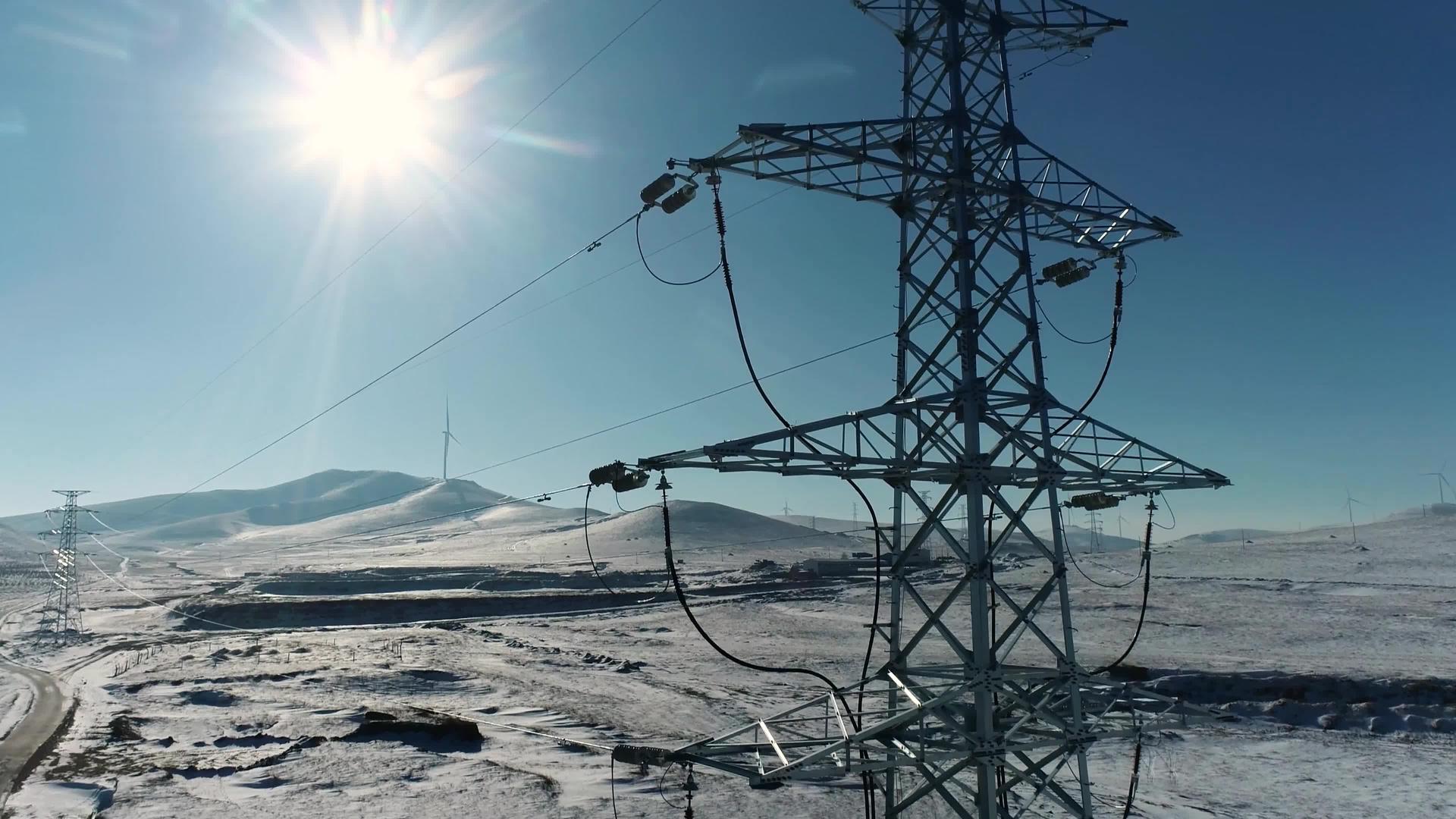 冬季风力发电站电塔航拍视频的预览图