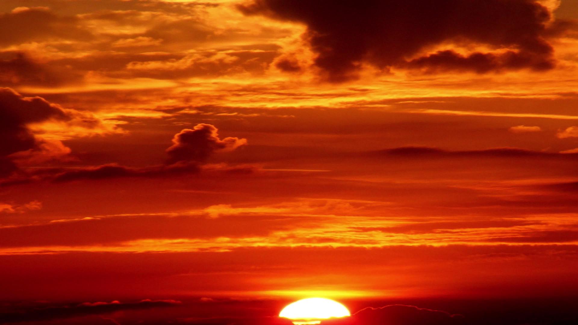 天空中的云朵和日落的景色视频的预览图