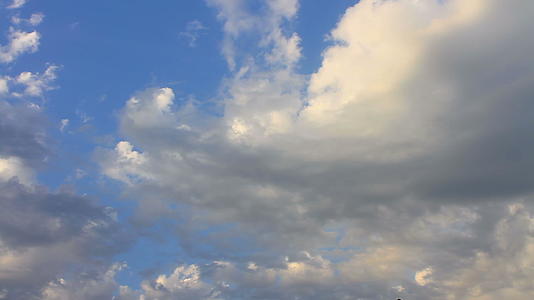 美丽的滑行时间在蓝天上逃离白云30秒30英尺视频的预览图