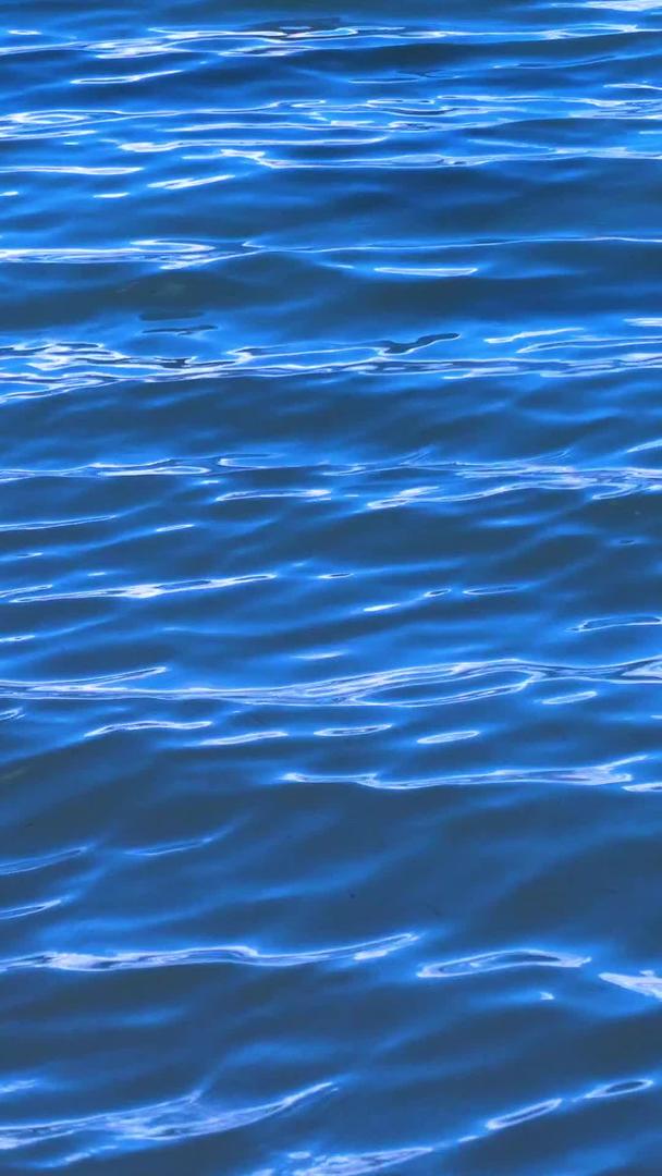 蓝湖海浪波涛汹涌视频的预览图