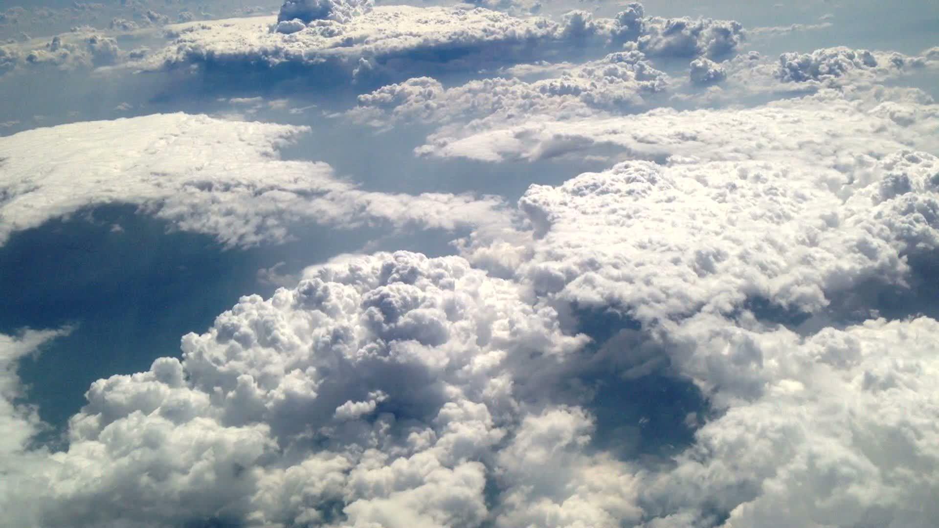空中飞机外的天空视图视频的预览图