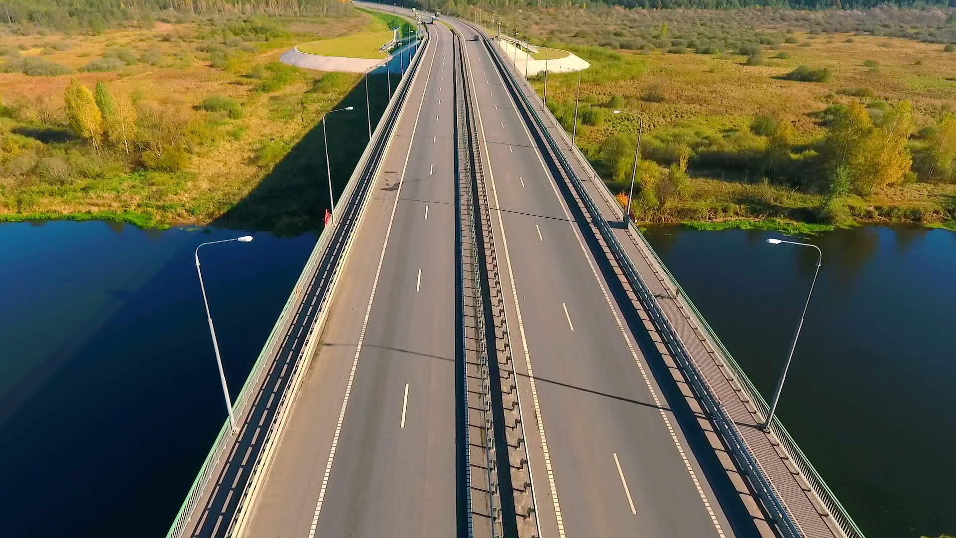 高速公路上无人驾驶视频的预览图