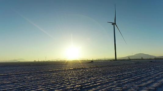北方冬季风车日出航拍视频的预览图