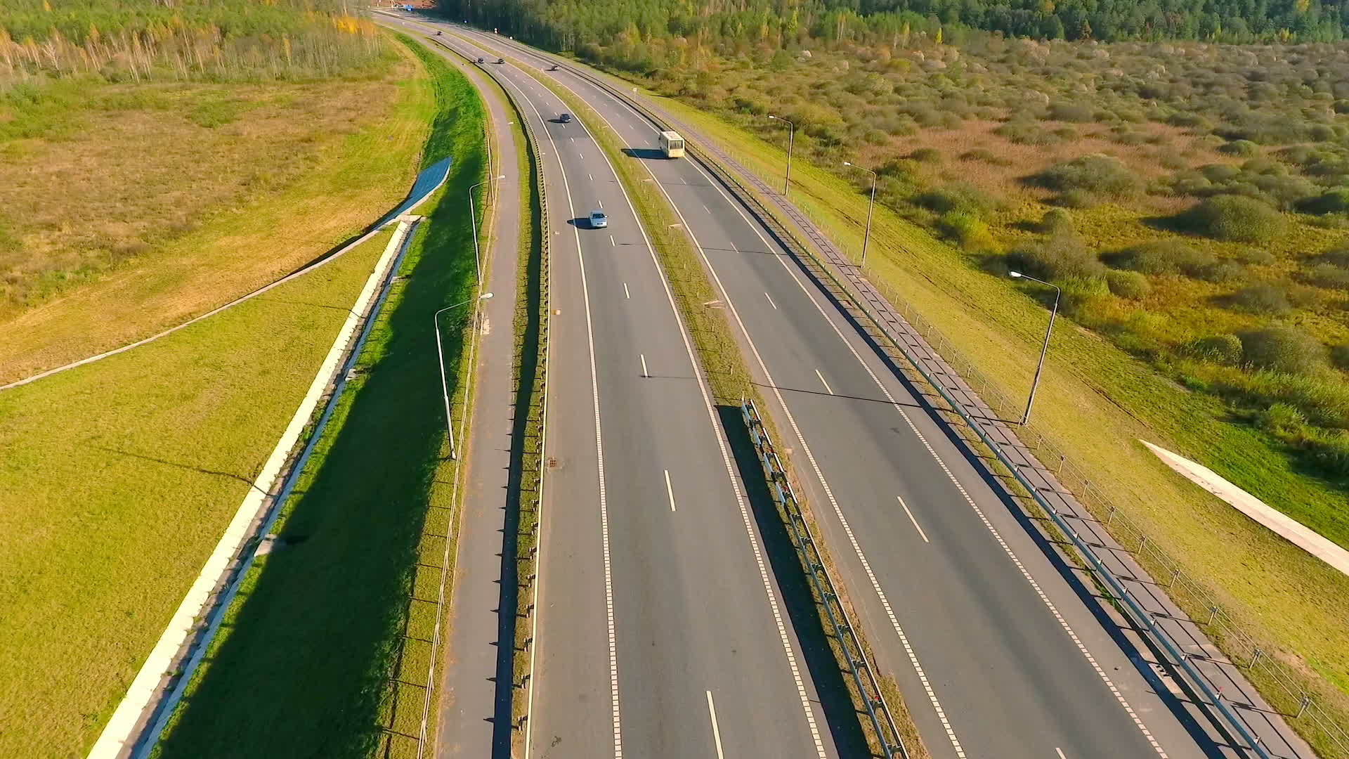 道路上的空中运输观察道路上的车辆交通视频的预览图