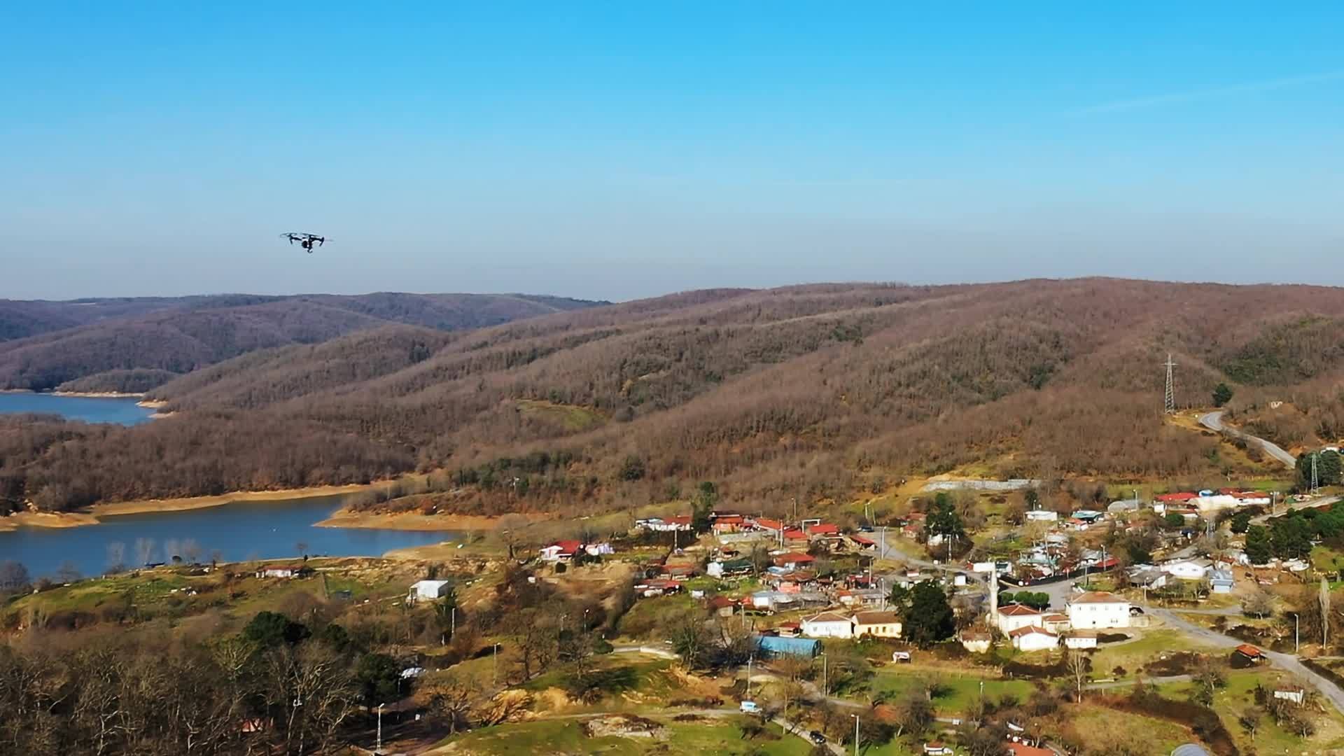 奥梅利岛大坝湖附近的一个村庄位于伊斯坦布尔视频的预览图