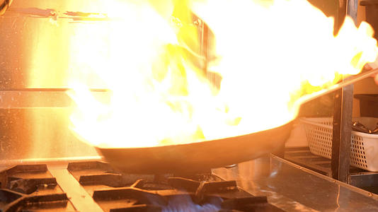 大火煎牛排美食餐饮制作实拍素材视频的预览图