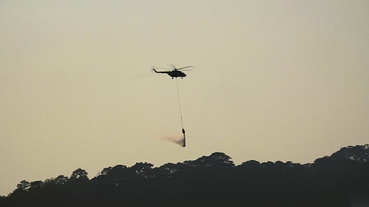 运送水桶的森林火灾MIM17直升机视频的预览图