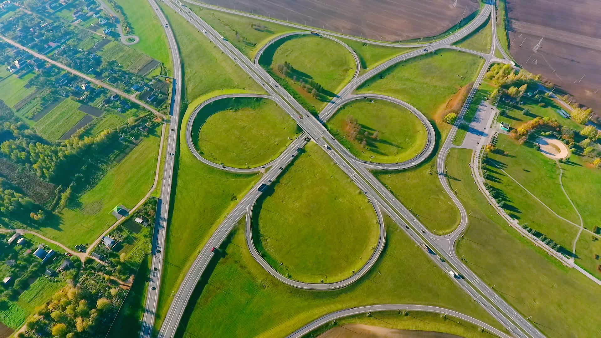 在空中观察高速公路交叉口视频的预览图