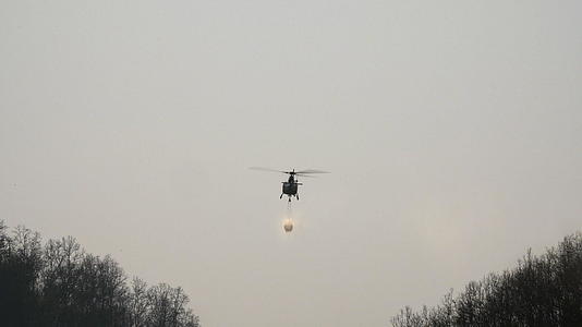 森林火灾运输桶直升机视频的预览图