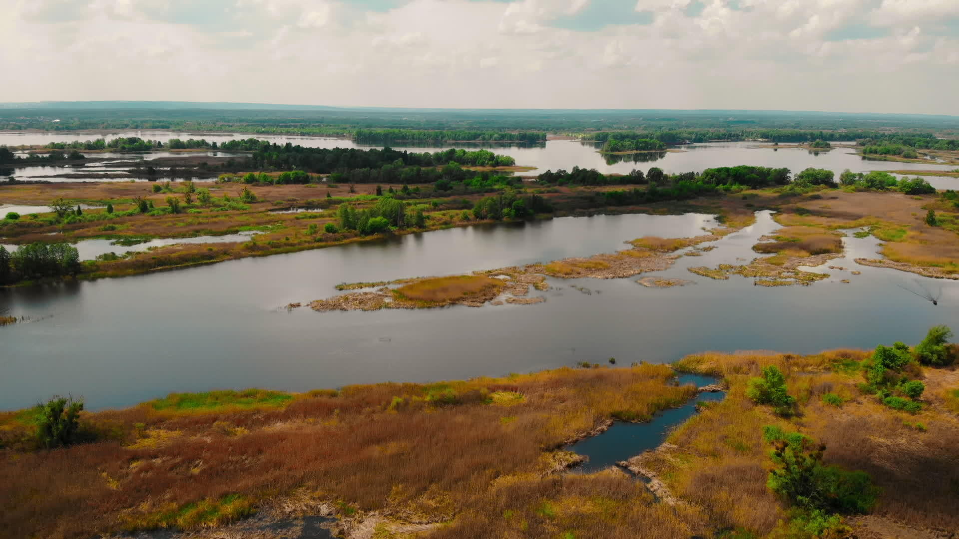 野生岛屿河流在空中射击视频的预览图